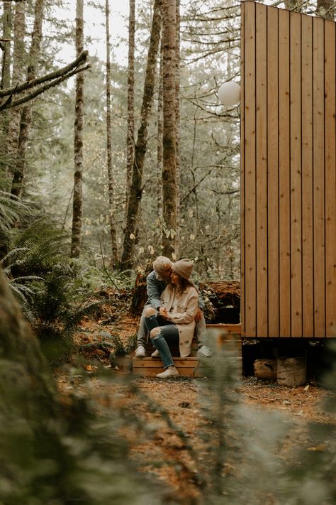 Cabin Photo Ideas, Cabin Photoshoot Photo Ideas, Airbnb Engagement Photos, Family Cabin Photoshoot, Cabin Couple Aesthetic, Cabin Lifestyle Photography, Getaway Cabins Photoshoot, Cabin Couple Pictures, Cute Couple Cabin Pictures