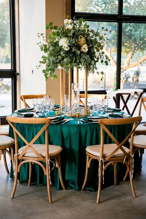 Styled Elegant Emerald Glam Wedding in Temecula Emerald Green Wedding Decor, August Wedding Colors, Hunter Green Bridesmaid Dress, Green Wedding Decor, Emerald Green Decor, Emerald Green Wedding Theme, Green Wedding Decorations, Emerald Green Wedding, Velvet Decor