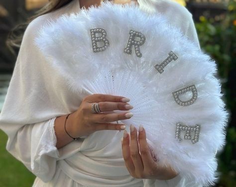 xoxobyceleste - Etsy UK Pearl Bride, Bride Shower, Bridal Decorations, Feather Fan, White Bride, Wedding Fans, Wedding Winter, White Bridal, Bridal Pearls