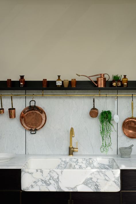 Our brass hanging rail is exclusive to deVOL, we make them at Cotes Mill and age them ourselves. They're such a versatile and useful addition to any kitchen, you can place on the wall like this and hang pots and pans, or you can fit on the side of an island, the ideal spot for hanging tea towels and oven gloves. This one also looks so lovely with the little hanging plant! Neat Kitchen Ideas, Small Kitchen Hacks, Kitchen Rails, Kitchen Storage Hacks, Tiny House Kitchen, Marble Sinks, Kitchen Pot, Kitchen Marble, Pots And Pans