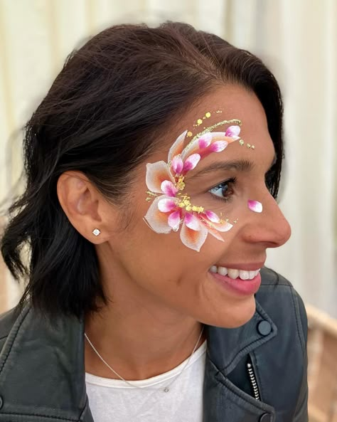 This week I sprinkled my sparkles at a beautiful event hosted by @themumclub.midsussex created to help mamas find community and friendship (and face art!) 🌸💖✨ . . . #facepainting #facepainter #bodyart #mumcommunity #themumclub #brightonmums #mumsofsussex #sussexmums #eventideas #eventinspiration #festivalfacepaint @themumclub @bordehillgarden Festival Face Paint, Stencils Tutorials, Face Paint Makeup, Kids Face Paint, Face Painting Designs, Eye Design, Event Inspiration, Face Art, Body Painting