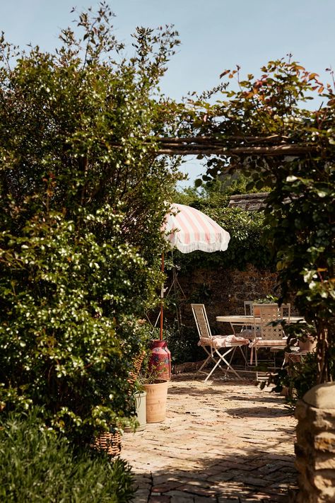 An interior designer's perfect chocolate-box cottage in the Cotswolds | House & Garden Small Cottage Interiors, Renovated Cottage, Lattice Garden, Cotswold Cottage, Country Cottage Interiors, Inglenook Fireplace, Into The West, Cottage Renovation, English Country Style