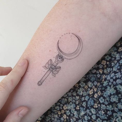 Sailor Moon Staff Tattoo, Sailor Moon Moon Stick Tattoo, Sailor Moon Inspired Tattoo, Sailor Moon Fine Line Tattoo, Salior Moon Tattoos, Simple Sailor Moon Tattoo, Tatuaje Sailor Moon, Sailor Moon Wand Tattoo, Small Sailor Moon Tattoo