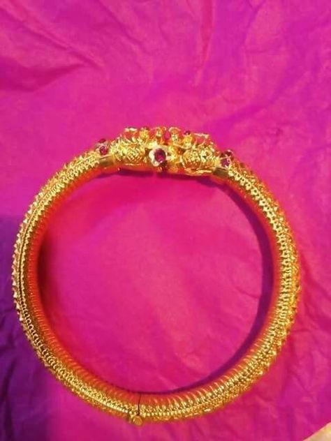 Gold Necklace Set 20 Grams, Bangles Gold Design, Kada Bangles Gold Design, Rajput Jewellery, Kada Bangles, Circle Mehndi, Gold Bangle Set, Bangles Gold, 22k Gold Jewelry