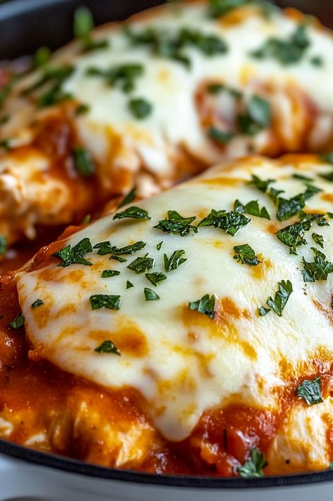 Chicken Mozzarella Skillet - Taste Of Recipe Chicken Cheesesteak Skillet, Chicken And Mozzarella Recipes, Chicken Basil Pasta, Best Chicken Thigh Recipe, Chicken Cheesesteak, Chicken Mozzarella, Electric Skillet Recipes, Chicken Cutlet Recipes, Seared Chicken Breast