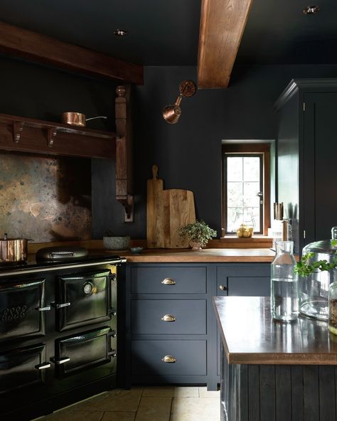 deVOL Kitchens | We’ve heard a lot about colour drenching recently, but this way of decorating has been around since the early 20th century. Loved for its… | Instagram Brown Kitchen Decor Ideas, Black Kitchen Ideas Decor, Black And Brown Kitchen, Rustic Modern Kitchen Ideas, Brown Kitchen Decor, Dark Brown Kitchen Cabinets, Dark Kitchen Ideas, Kitchen Butcher Block, Black Kitchen Decor