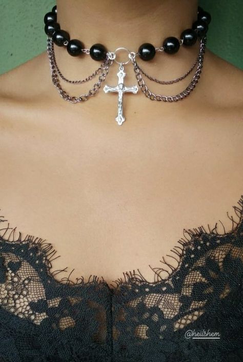 Cross Jewelry Goth, Goth Prom Accessories, Romantic Goth Accessories, Handmade Gothic Necklace, Handmade Gothic Jewelry, Diy Goth Earrings, Goth Necklace Diy, Goth Beaded Jewelry, Diy Gothic Jewelry