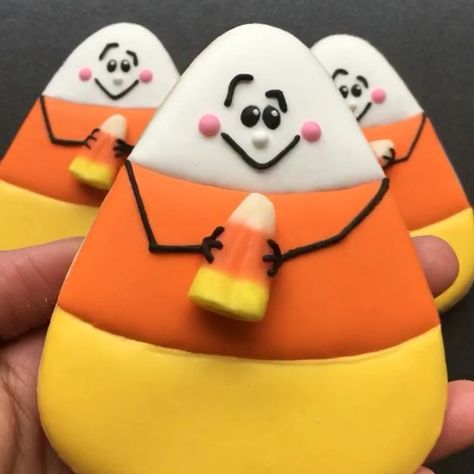 77 Likes, 6 Comments - Hien (Henry) (@ohenryhenri) on Instagram: “Ummm...is this considered cannibalism or cute!?! 🤔😅🤣 @jillfcs thanks for the inspiration!!…” Candy Corn Sugar Cookies, Corn Cookies, Halloween Sugar Cookies Decorated, Candy Corn Cookies, Postres Halloween, Cookies Halloween, Cookie Decorations, Halloween Cookies Decorated, Halloween Sugar Cookies