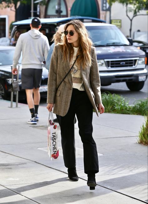 Elizabeth Olsen Style, Olsen Sister, Lizzie Olsen, Elizabeth Olsen Scarlet Witch, Famous Outfits, Nice Fashion, Jeanne Damas, Celebrity Street Style, Black Trousers