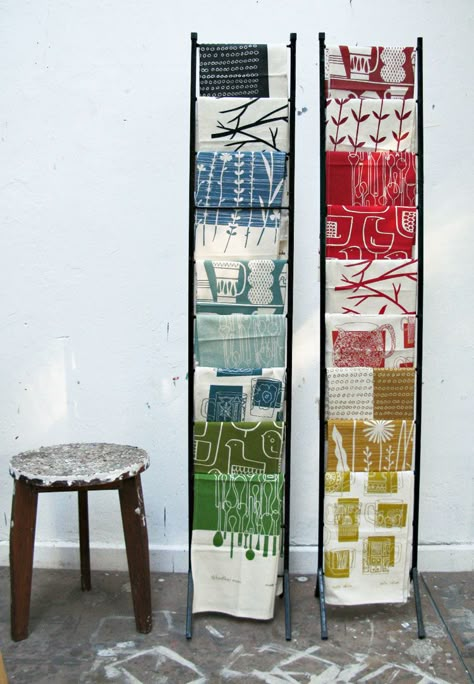 http://bookhouathome.blogspot.com/2010_01_01_archive.html Tea Towel Display, Scarf Display, Towel Display, Fabric Display, Deco Originale, Craft Show Displays, Branding Ideas, Exhibition Display, Craft Booth