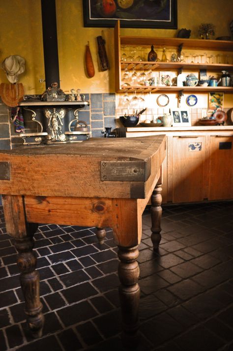 Beautiful Kitchen. Would love to have a table like that. Butcher Block Ideas, Diy Butcher Block, Butcher Block Tables, Butcher Block Table, Butcher Block Island, Butcher Blocks, Kitchen Island Table, Block Table, Primitive Kitchen