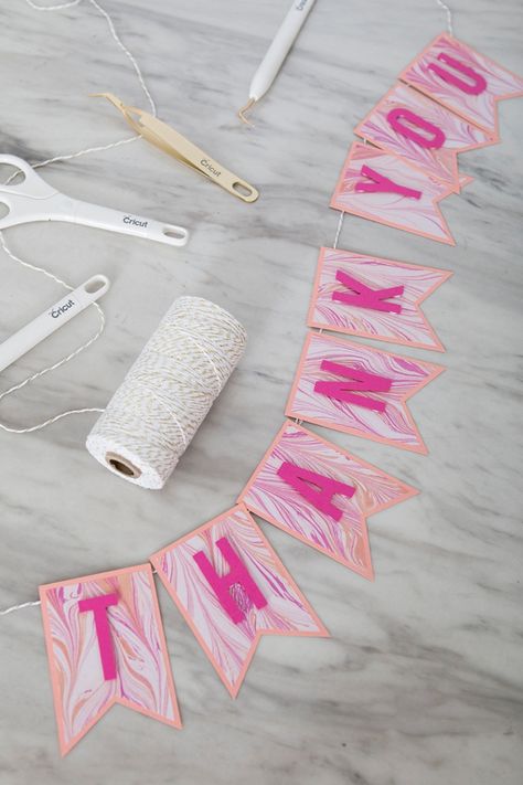 How to make easy vinyl wedding banners using your Cricut! Banners With Cricut, Birthday Banner Cricut, Diy Banner Template, Banner Cricut, Homemade Banners, Cricut Banner, Diy Party Banner, Diy Birthday Banner, Cricut Birthday