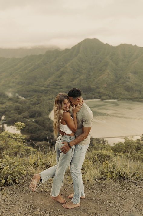 Beach Couple Pictures, Aesthetic Couple Pictures, Hawaii Photoshoot, Couple Adventure, Couples Photoshoot Outfits, Couples Photoshoot Poses, Mountain Photoshoot, Inspo Photoshoot, Jungle Wedding