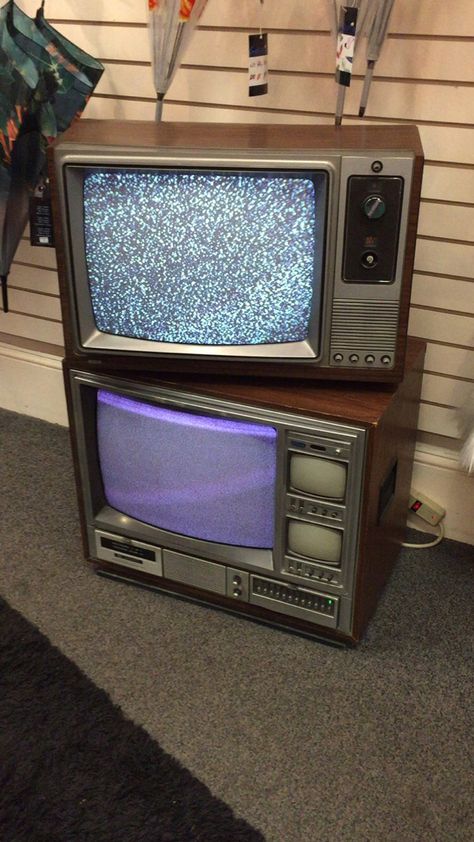 Old Tv Photoshoot, Old Tv Aesthetic, Gabe Core, Tv Reference, Old School Tv, Y2k Tv, Tv Painting, Dragon Mountain, Tv Aesthetic