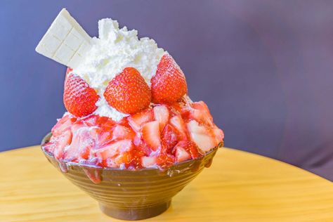 korean-shaved-ice-bingsu-recipe Bingsu Recipe, Korean Shaved Ice, Shaved Ice Recipe, Korean Dessert, Korean Desserts, Moms Cooking, Food Substitutions, Refreshing Desserts, Chocolate Chip Recipes