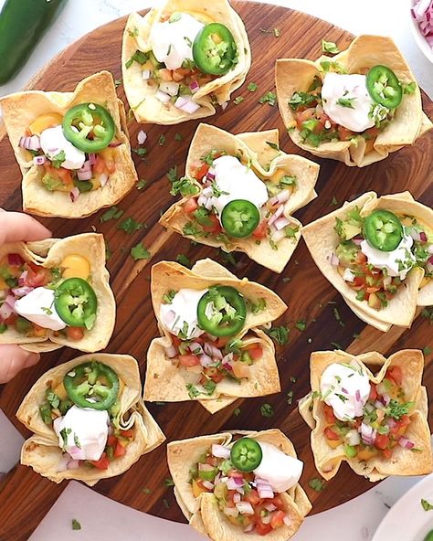 Easy Taco Cups- LOVE love these easy vegan taco cups! I used a base of flour tortillas, refried beans and vegan nacho cheese sauce! Vegan Appetizers Easy, Vegan Nacho Cheese Sauce, Appetizer Vegan, Vegan Nacho Cheese, Taco Cups, Vegan Taco, Vegan Party Food, Vegan Nachos, Vegan Party