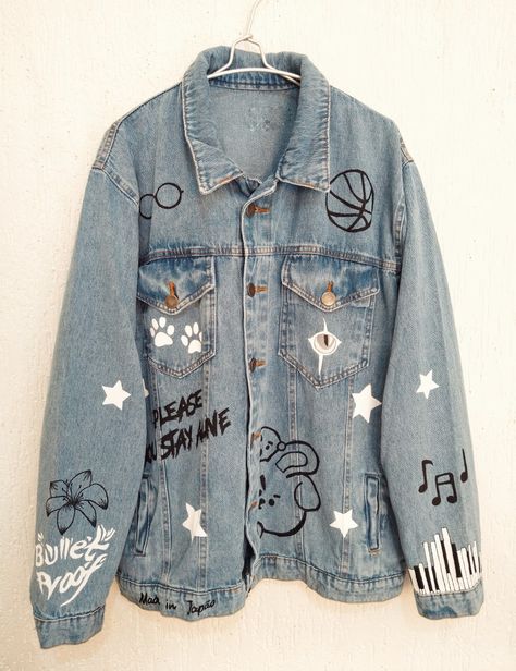 Jean Jacket Customized Ideas, Denim Jacket Design Ideas Paint, Customized Jeans Jacket, Denim Design Ideas, Jaket Jeans Custom, Paint On Denim Jacket, Jeans Jacket Painted, Denim Jacket Painting, Denim Jacket Painted