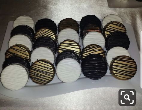 Black Birthday Treats, Black White And Gold Chocolate Covered Oreos, Roaring 20s Desserts, Black And Gold Oreos, Black And Gold Theme Dessert Table, Black White Gold Dessert Table, New Years Chocolate Covered Oreos, Black And Gold Chocolate Covered Oreos, Black White And Gold Desserts