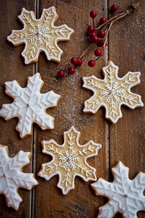 Snowflake Sugar Cookies, Snowflake Sugar, Sugar Cookie Cakes, Snowflake Cookies, Christmas Cookies Decorated, Christmas Sugar Cookies, Holiday Wallpaper, Christmas Wonderland, Noel Christmas