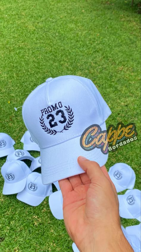 🧨𝙋𝙍𝙊𝙈𝙊 𝟐 𝟐🧨. Sᴏᴍᴏs ʟɪ́ᴅᴇʀᴇs ᴇɴ ᴅɪs�ᴇñᴏ • by Cappe. . . • ¡Tus gorras 𝙇𝙄𝙎𝙏𝘼𝙎 𝙚𝙣 𝟰𝟴 𝙝𝙤𝙧𝙖𝙨! • 𝙀𝙣𝙫𝙞́𝙤𝙨 100% 𝙂𝙍𝘼𝙏𝙄𝙎. • 𝙋𝙚𝙙𝙞́ 𝙃𝙊𝙔 𝙩𝙪𝙨 𝘊𝘢𝘱𝘱𝘦®️. • 𝘿𝙞𝙨𝙚ñ𝙖𝙢𝙤𝙨 𝙡𝙤 𝙦𝙪𝙚 𝙙𝙚𝙨𝙚𝙚𝙣 𝟭𝟬𝟬% 𝙂𝙍𝘼𝙏𝙄𝙎. . . . . #Promo22 #Promo23 #Promo21 #Promo2022 #Promo2023 #Promo2021 #2022 #2023 #2021 #Egresados #Egresados2022 #Egresados2023 #Egresados2021 #Bariloche #BRC22 #BRC23 #BRC21 #UPD #UPD22 #UPD23 #UPD21 #PrePromo22 #PrePromo21 #Gorras #Egresado #u Promo 22 Logo, Promo 23 Logo, Promo 2023, Graduation Party Themes, Jimin Fanart, Stylish Shirts, Graduation Party, Party Themes, Prom