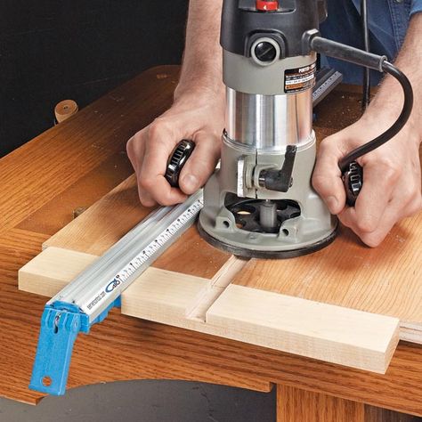 Super Simple Router Dado Guide: <strong>Here's an easy tip</strong> for accurately locating your edge guide. Jet Woodworking Tools, Magnetic Knife Rack, Diy Router, Router Projects, Router Woodworking, Wood Router, Wood Plans, Wood Tools, Woodworking Jigs