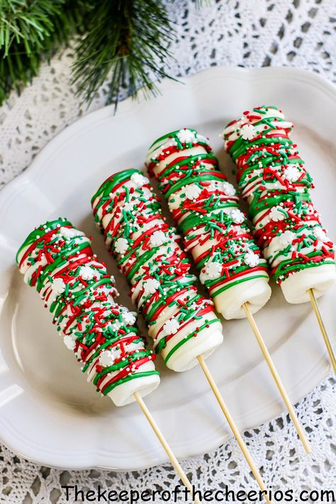 Christmas Marshmallow pops Marshmallow Pops Christmas, Xmas Sleepover, Traditional Christmas Cookies, Christmas Candy Recipes, Marshmallow Pops, Christmas Snacks, Christmas Goodies, Cookies Recipes Christmas, Chocolate Dipped