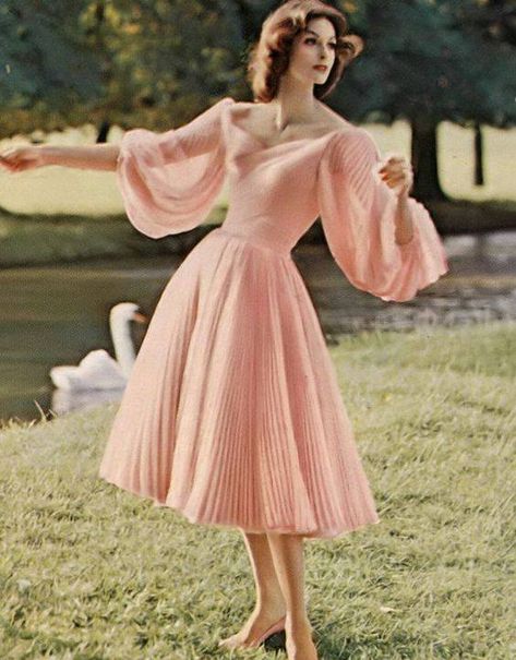 Neckline and sleeves Or reception dress? Possibly wear top and skirt, and just change skirt to transition from ceremony to reception Vintage Fashion 1950s, Look Retro, Fashion 1950s, Outfit Trends, Vestidos Vintage, 1950s Dress, Moda Vintage, Vintage Vogue, 50s Fashion