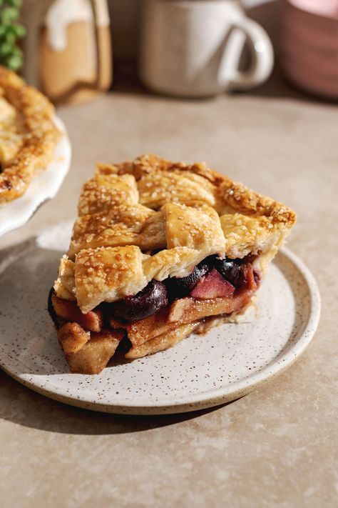 This cherry apple pie is made with a crispy and flaky pie crust and a juicy cherry and apple filling. It's the perfect pie to make during the Fall season! #applepie #pie #cherry #fallbaking #baking | teakandthyme.com Cherry Apple Pie, Apple Cherry Pie, Apple Pie Easy, Pie Pastry Recipe, Crumble Tart, Pie Easy, Classic Apple Pie, Cherry Apple, Pie Tops