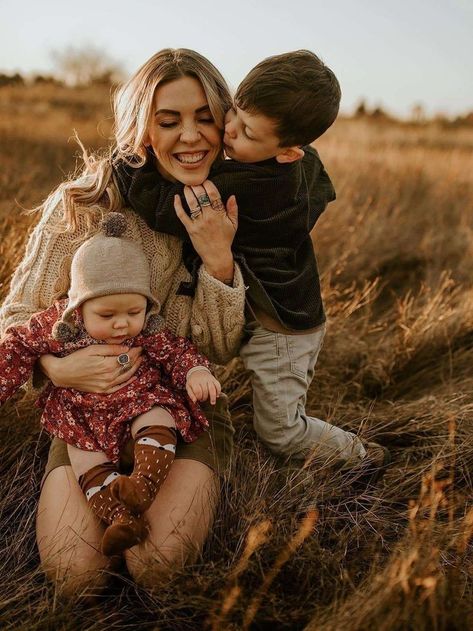 Tall Grass Family Photos, Family Nature Photoshoot, Family Session Outfits, Baptism Photoshoot, Family Session Poses, Fall Photoshoot Family, Sunset Family Photos, Portrait Outfits, Fam Pics