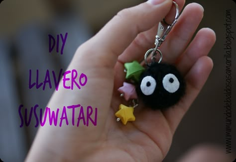 Llavero DIY de Susuwatari, ¿reconocéis a este personaje? Silly Crafts, Cardboard Costume, Handmade Bookmarks Diy, Felt Keychain, Soot Sprites, Pola Amigurumi, Fun Arts And Crafts, Indie Jewelry, Crochet Clothing And Accessories