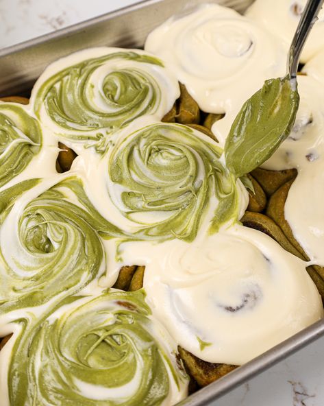 These matcha cinnamon rolls are made from scratch and bake up soft, fluffy and totally packed with flavor!! Oreo Cinnamon Rolls, Matcha Buttercream, Cinnamon Roll Frosting, Oreo Filling, Fluffy Cinnamon Rolls, Truly Scrumptious, Chocolate Oreo, Matcha Recipe, Vanilla Glaze