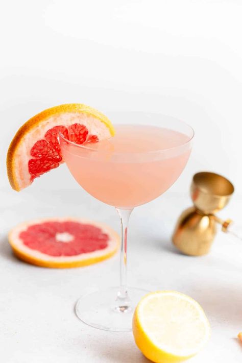 This super easy, 4 ingredient Grapefruit Martini is a super refreshing and simple cocktail that is perfect for all occasions! Slow Cooker Chicken Rice, Carrots Slow Cooker, Boursin Pasta, Grapefruit Martini, Lemon Shrimp Pasta, Slow Cooker Italian, Salted Caramel Apple Pie, Philly Cheese Steak Casserole, Simple Cocktail