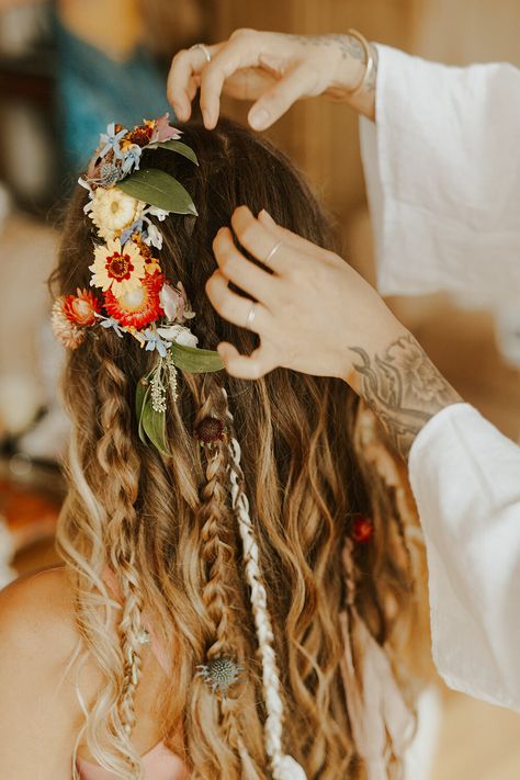 Hippy Wedding Hair, Boho Bridal Hair Down, Bohemian Wedding Makeup, Boho Wedding Color Palette, Hippie Wedding Ideas, Hippie Wedding Dress Bohemian, Bohemian Wedding Bridesmaids, Hippie Wedding Hair, Hippy Wedding