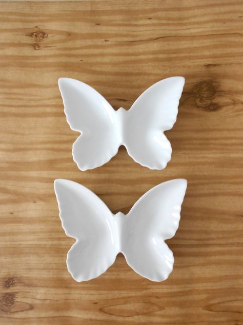 Butterfly Ceramics, Butterfly Plates, Ceramica Ideas, Gold Dining Room, Ceramic Butterfly, Cerámica Ideas, Ceramic Platters, Cute Kitchen, Pottery Plates