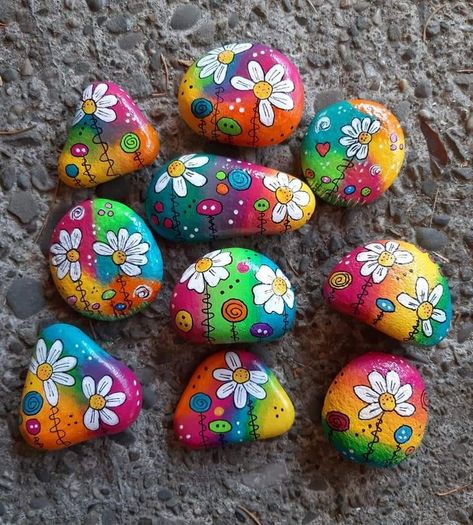 Rock Painting Flowers, Garden Rock Art, Rock Painting Tutorial, Diy Rock Art, Stone Art Painting, Flowers Painted, Rock And Pebbles, Painted Rocks Craft, Painted Rocks Diy