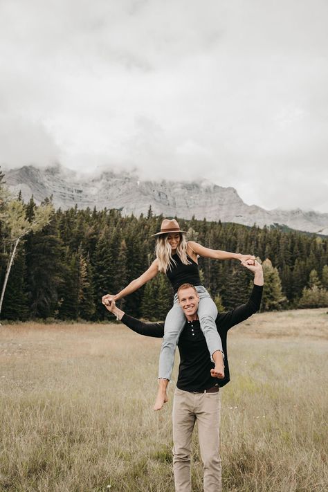 Engagement Photos Mountains, Mountain Photoshoot, Engagement Picture Outfits, Cute Engagement Photos, Couple Engagement Pictures, Mountain Engagement Photos, Summer Engagement Photos, Engagement Pictures Poses, Photographie Portrait Inspiration