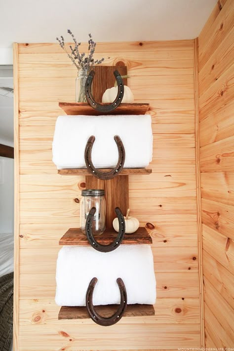 What a neat idea to do with leftover horseshoes! Western Bathroom, Rustic Bathroom Shelves, Bathroom Towel Storage, Wood Shelving Units, Horseshoe Projects, Small Space Decorating, Horseshoe Decor, Horseshoe Crafts, Equestrian Decor