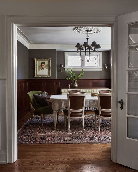 English Style Dining Room, Moody Traditional Dining Room, Trim Styles Interior, English Manor Houses Interior, English Style Interior, Living Room Victorian, Moody Coastal, Moody Victorian, Colonial Style Interior