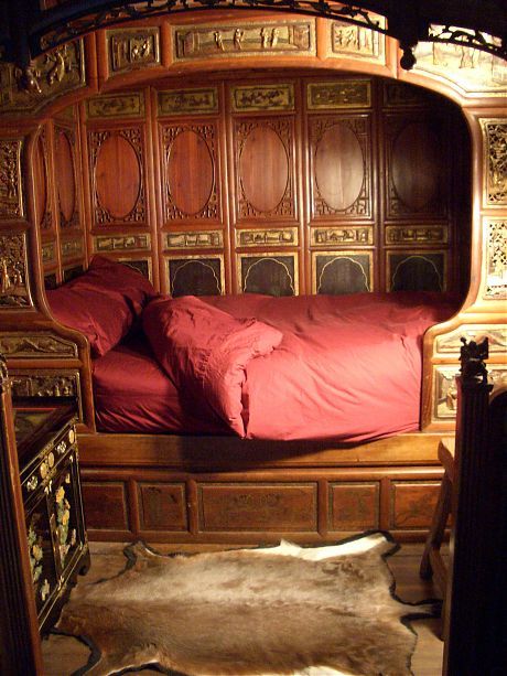 I would loove this bed in my house. I would design my room around it Enclosed Bed, Chinese Bed, Alcove Bed, Captains Quarters, Wedding Bed, Mtv Cribs, Chinese Furniture, Victorian Furniture, Home Decor Unique