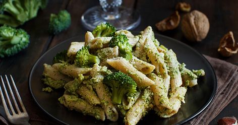 This tasty dinner option takes only 20 minutes to prepare and cook and serves four people, meaning it is the perfect go-to for a quick and easy family dinner Pasta E Broccoli, Baby Broccoli Recipe, Easy Broccoli Recipes, Sprouting Broccoli, Pasta Con Broccoli, Broccoli Pesto, How To Make Broccoli, Pasta Al Pesto, Pasta Italiana