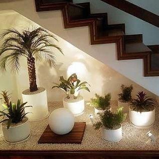 Small Garden Under Stairs, Modern Entryway Decor, Monochromatic Interior Design, تحت الدرج, درج السلم, Staircase Interior Design, Pebble Garden, Stairs Design Interior, Inside Garden