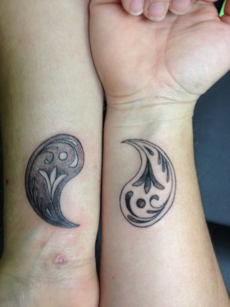 Yin yang tattoo on wrist. My twin sister has one half and I have the other since we are total opposites. We loved the meaning, "one cannot exist without the other". Yin Yang Matching Tattoo, Couple Tattoo Heart, Couple Tattoos Love, Twin Tattoos, Ying Yang Tattoo, Yang Tattoo, Matching Best Friend Tattoos, Tattoos Infinity, Female Tattoos