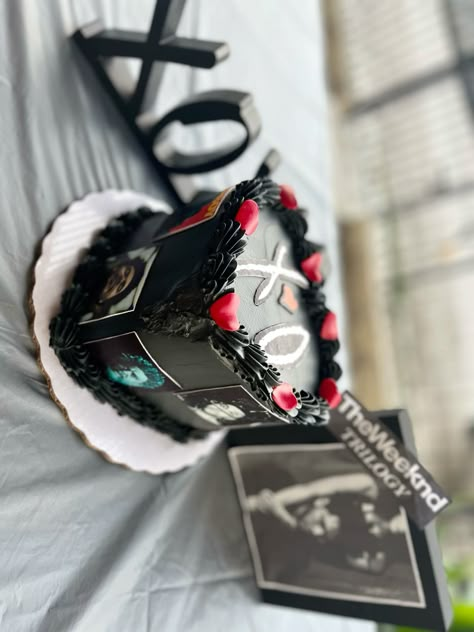 Pastel X’O Xo Cake The Weeknd, The Weeknd Cake, Xo Cake, Weeknd Birthday, The Weeknd Birthday, 16 Cake Ideas, Sweet 16 Cake Ideas, Bolo Da Hello Kitty, 15th Birthday Cake