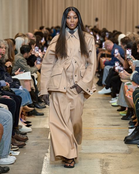 Burberry Fashion Show, Utilitarian Fashion, Kawaii Clothes Goth, Extraordinary Fashion, London Fashion Weeks, Fashion Week 2018, 2023 Ready To Wear, Streetwear Mode, 2023 Trends