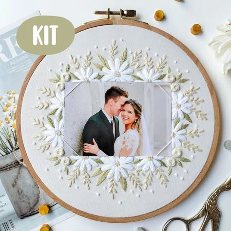 Puteto - Etsy Wedding Gift Embroidery Ideas, Embroidered Picture Frame, Embroidered Flowers Tutorial, Embroidery Photo Frame, Embroidery Picture Frame, Wedding Gift Embroidery, Bride Embroidery, Wedding Embroidery Hoop, Hoop Art Embroidery