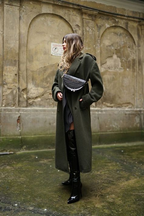 Oversized military coat & patent leather boots Patent Boots Outfit, Cold Outfit, Fall Fashion Coats, Patent Boots, Random Outfits, Patent Leather Boots, Military Coat, Dress Well, Silk Kimono