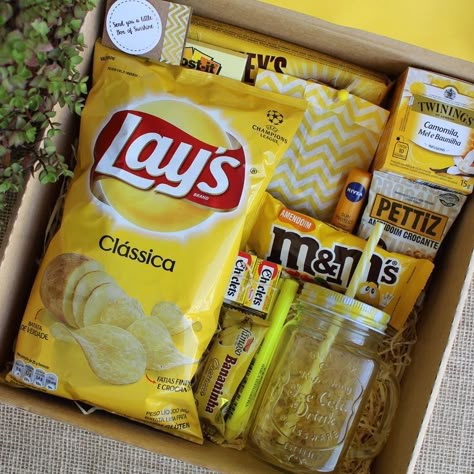 Food Gift Box Ideas, Sunshine Box, Lucky Box, Anniversaire Diy, Box Of Sunshine, Bff Birthday Gift, Bff Birthday, Cute Gifts For Friends, Diy Birthday Gifts For Friends