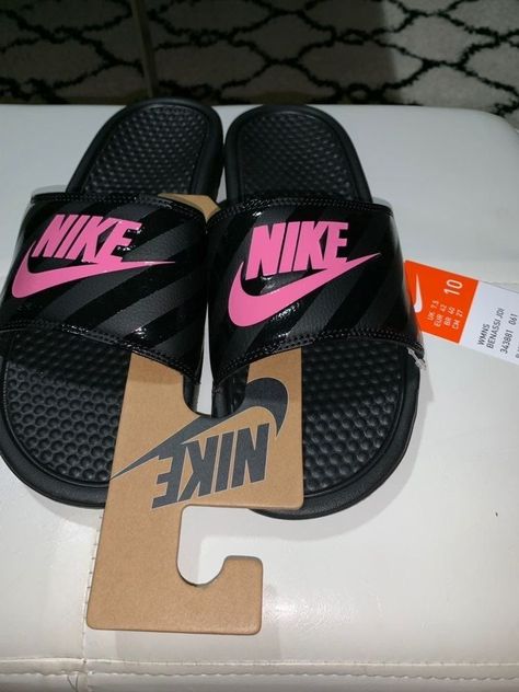 𝗇𝗂𝗄𝖾 Pink Nike Slides, Pretty Slippers, Pink And Black Nikes, Nike Slippers, Nike Air Women, Presents For Girlfriend, Nike Sandals, Butterfly Shoes, Nike Slides