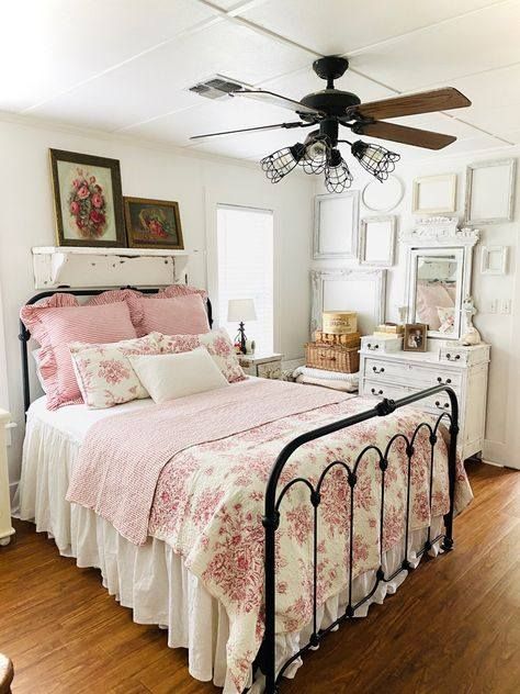 Cherendipity | Facebook Colorful Vintage Bedroom, Daisy Bedroom, Cottagecore Bedroom Ideas, Bedroom Cream, Farm Bedroom, Country Cottage Living, Shabby Bedroom, Cottagecore Home, Pink Stuff