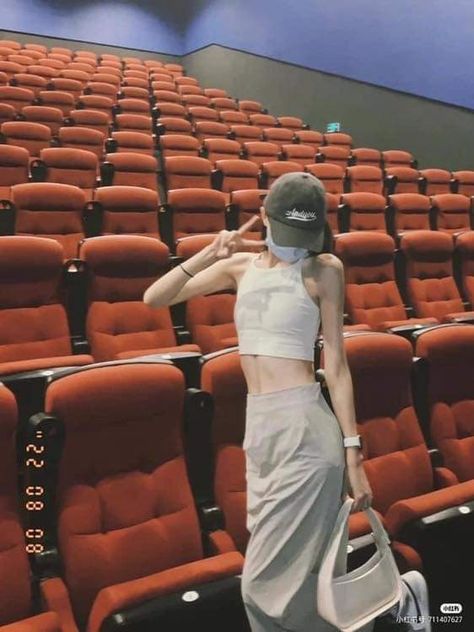 Bioskop Outfit, Cinema Outfit Ideas Casual, Outfits For Movie Theater, Movie Theater Date Outfit, Cinema Photo Ideas, Cinema Date Outfit Ideas, Movie Theater Photoshoot, Cinema Date Outfit, Theater Photoshoot